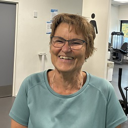 Gitte smilende i fitnesscenter